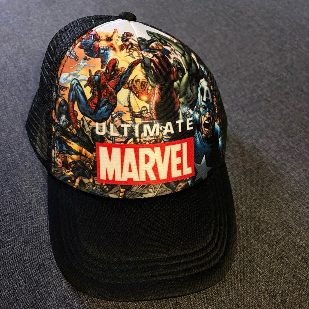 Marvel Ultimate Heroes Cap with Black and Red